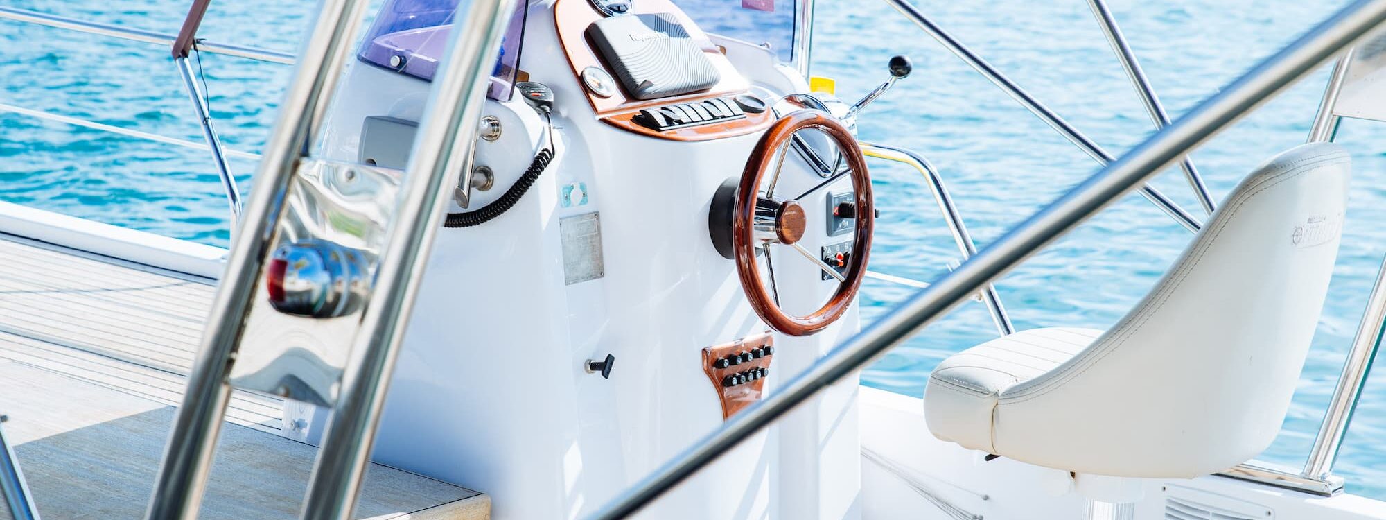 Optimiser la sellerie de votre bateau : quels matériaux résistent le mieux aux intempéries ? Illzach