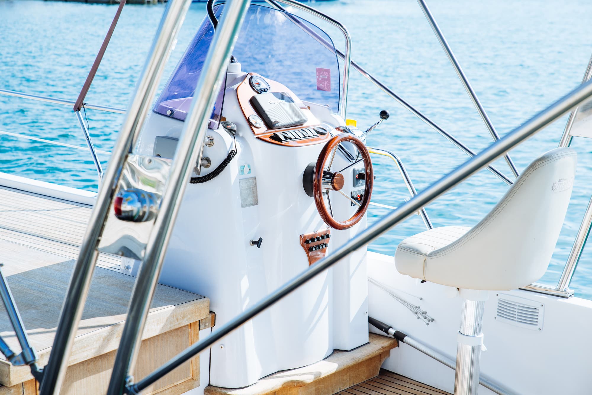 Optimiser la sellerie de votre bateau : quels matériaux résistent le mieux aux intempéries ? Illzach