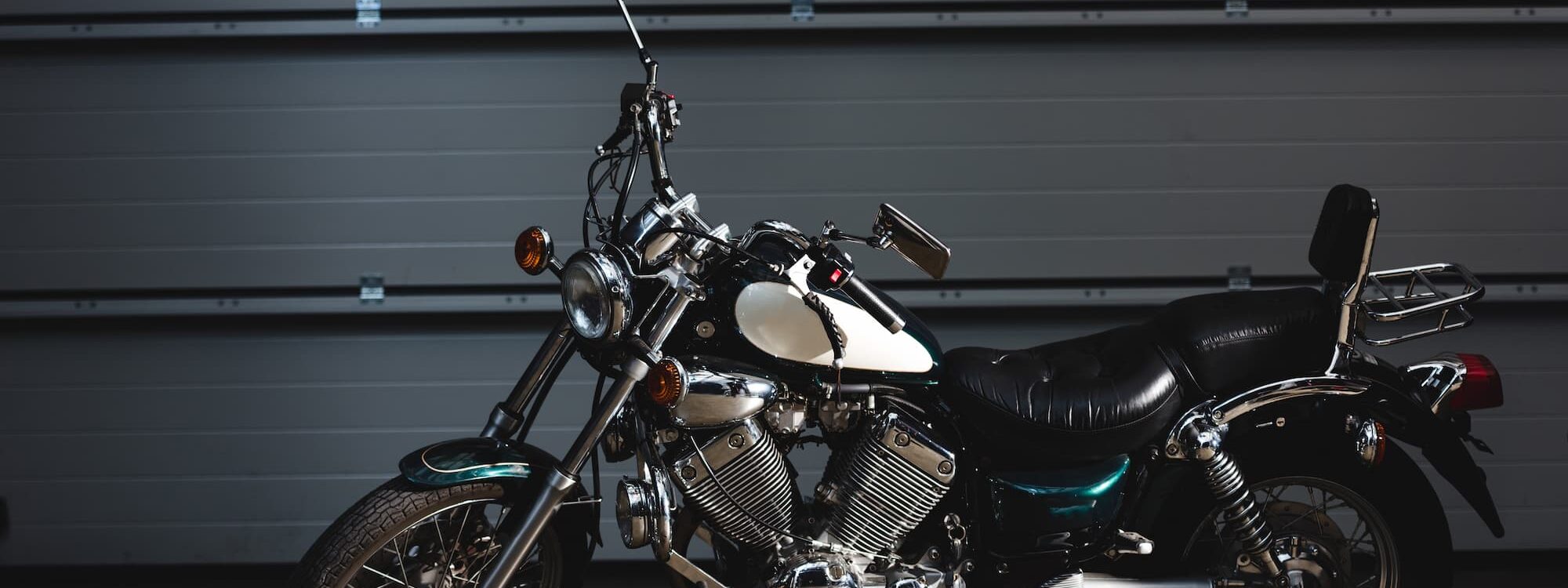 ADOBESTOCK_237008948 2000X750 | Alsace Débosselage 4 astuces pour personnaliser la selle de votre moto : confort et style garantis Guebwiller