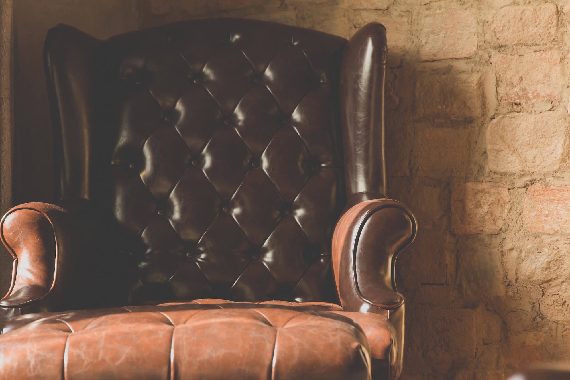 4 idées pour moderniser vos fauteuils et canapés grâce à des matériaux haut de gamme Guebwiller