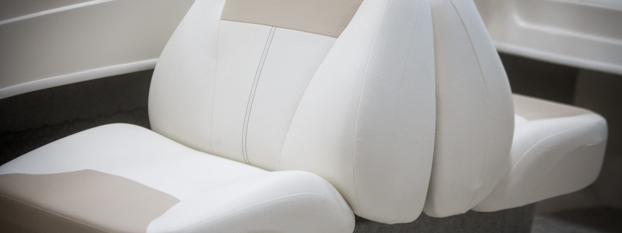 Cuir vs alcantara : quel rev&ecirc;tement choisir pour les si&egrave;ges de votre bateau ? Cernay