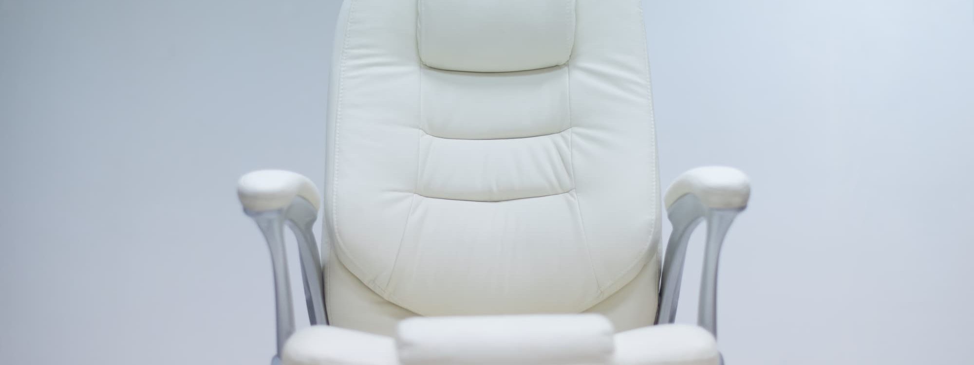 SELLERIE_FAUTEUIL_BUREAU 2000X750 | Alsace Débosselage / Alsace Sellerie Quelles sont les tendances en matière de sellerie pour fauteuils de bureau ? Thann